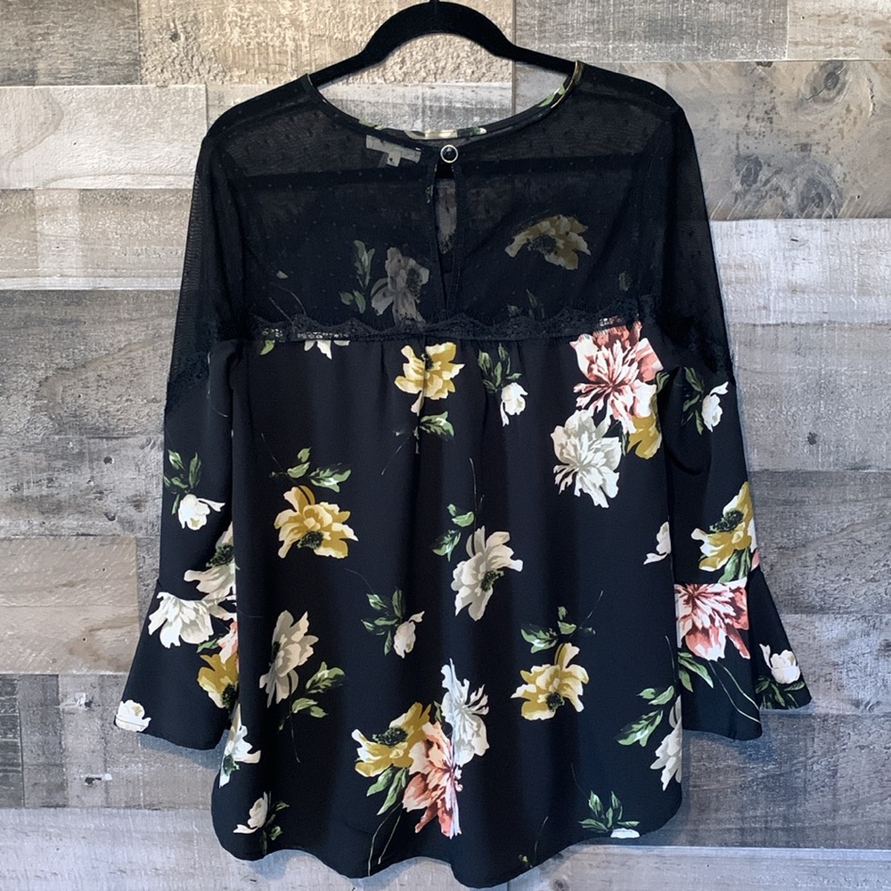 Entro Lace and Foral Flowy Boho Top - Picture 15 of 16